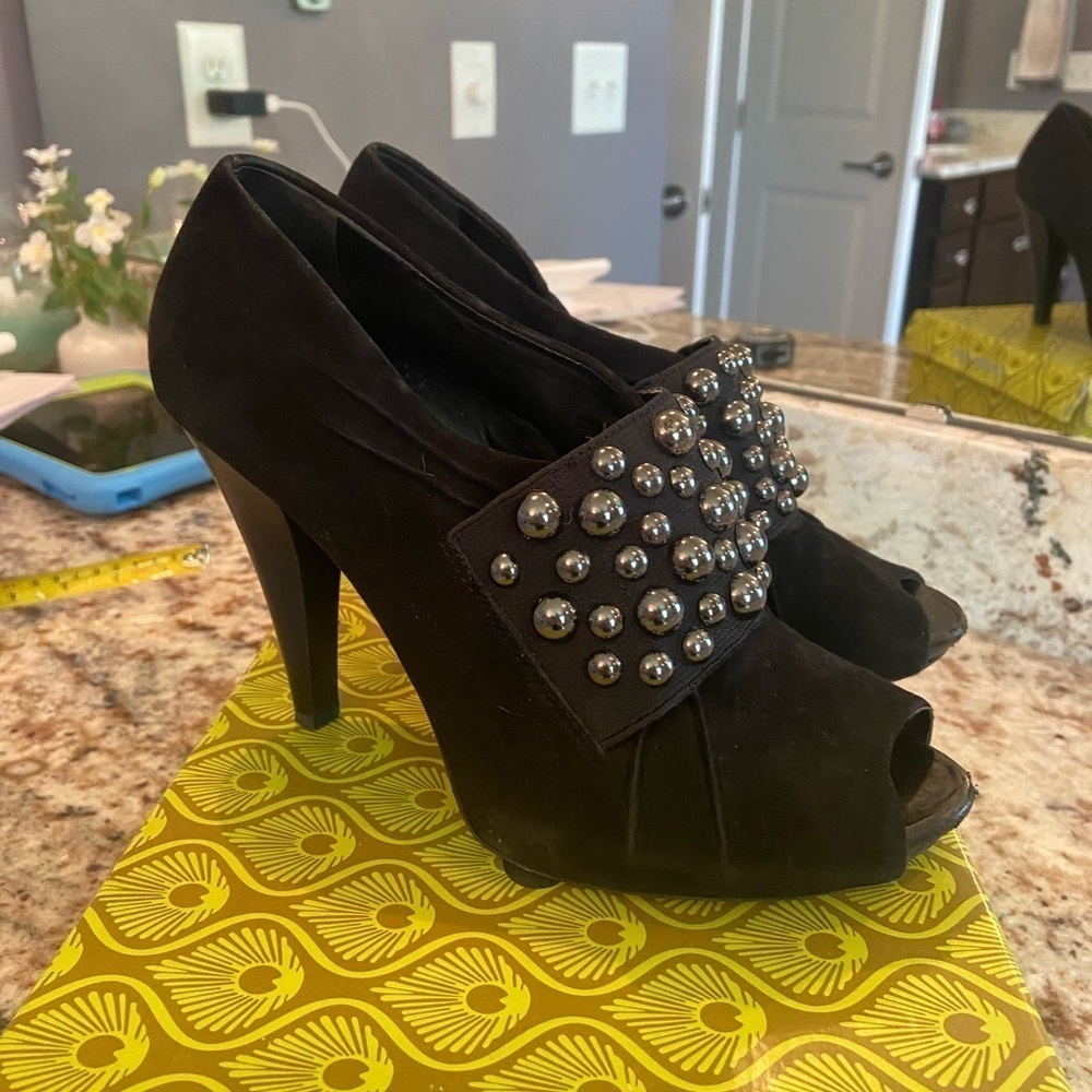 Gianni Bini size 7 black hees with embellishments